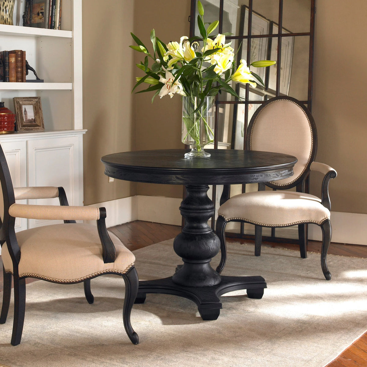 Round Table U40173