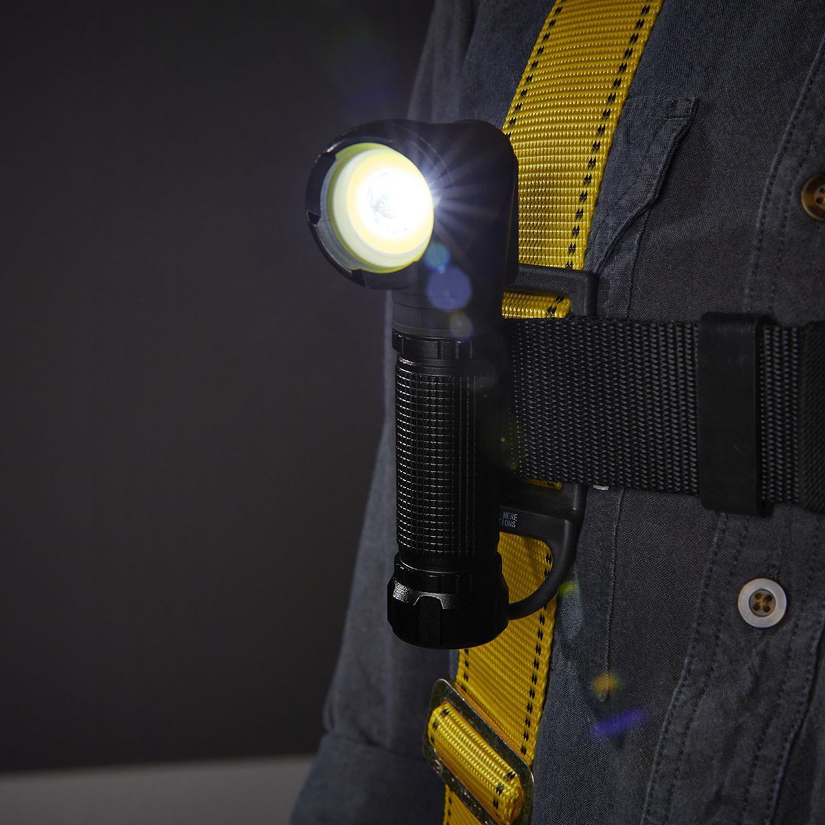 900 Lumen Rechargeable Swivel Head LED Flashlight B84844
